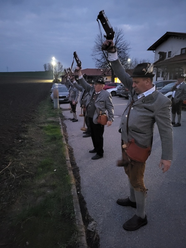Die Böllerschützen eröffnen das 62. Gauschießen verkleinert die zweite